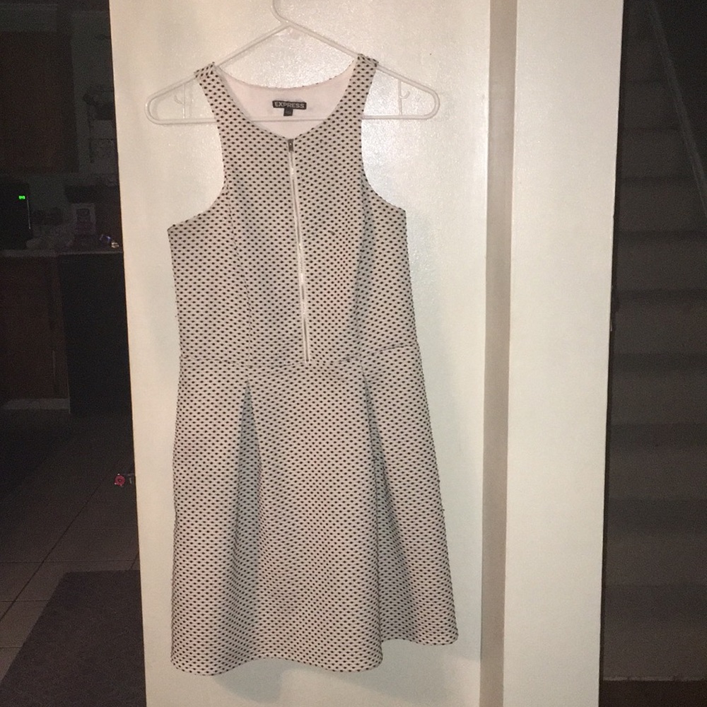 Express dress with pockets.